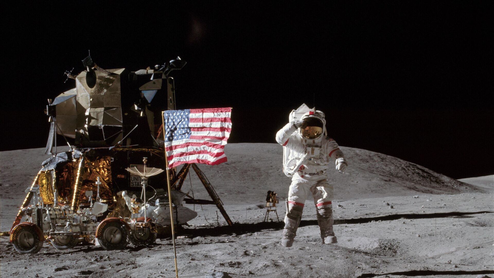 Američki astronaut Džon Jang, komandant lunarne misije „Apolo 16“, pozdravlja američku zastavu na površini Meseca. - Sputnik Srbija, 1920, 02.02.2021