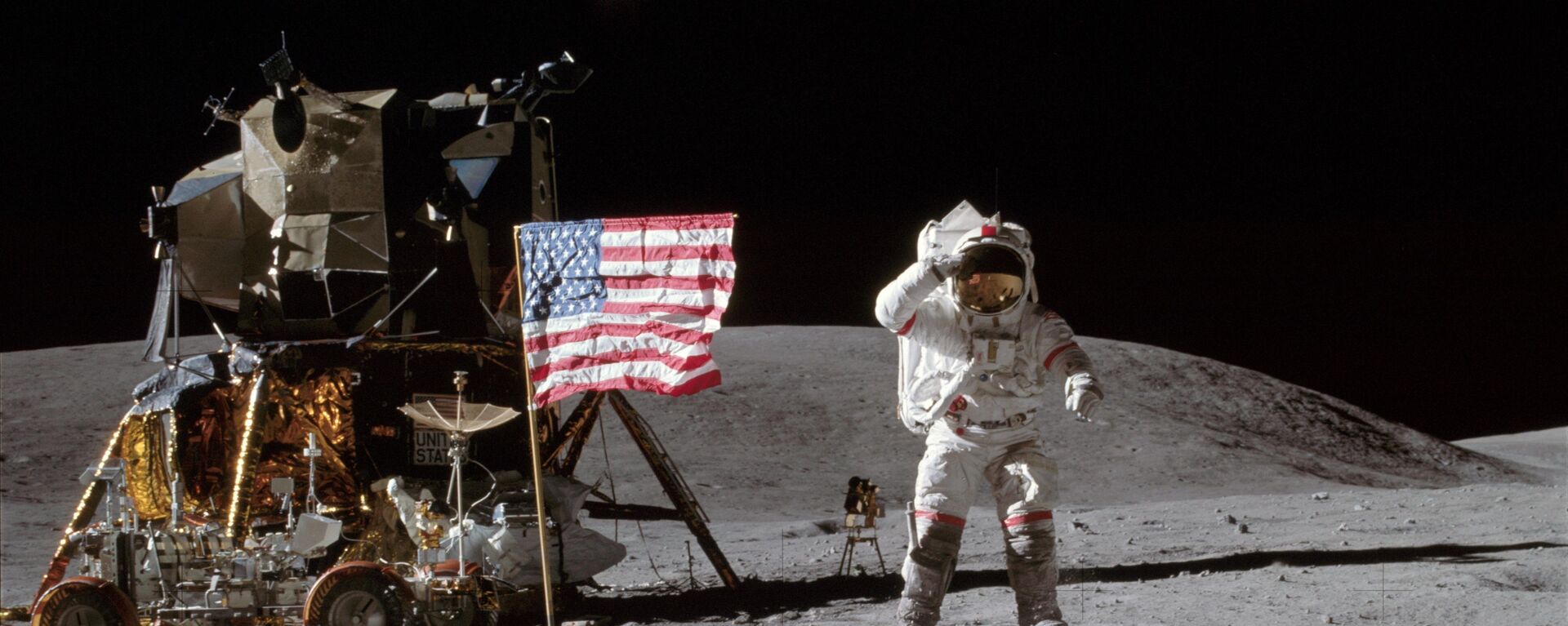 Američki astronaut Džon Jang, komandant lunarne misije „Apolo 16“, pozdravlja američku zastavu na površini Meseca. - Sputnik Srbija, 1920, 15.07.2019