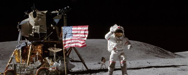 Амерички астронаут Џон Јанг, командант лунарне мисије „Аполо 16“, поздравља америчку заставу на површини Месеца. - Sputnik Србија