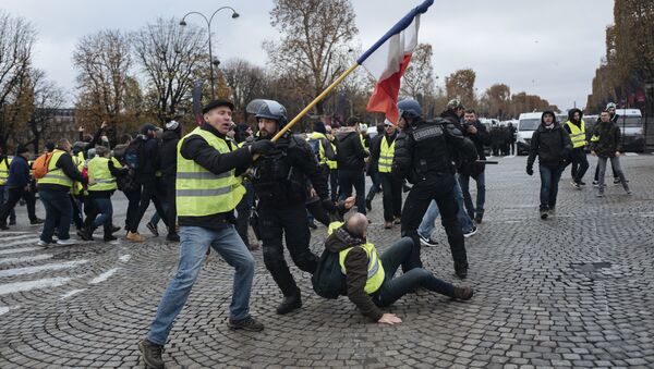 Demonstranti u žutim prslucima sukobljavaju se sa pripadnicima interventne policije na Jelisejskim poljima u Parizu - Sputnik Srbija