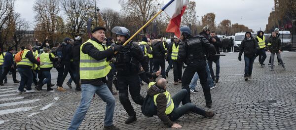 Демонстранти у жутим прслуцима сукобљавају се са припадницима интервентне полиције на Јелисејским пољима у Паризу - Sputnik Србија
