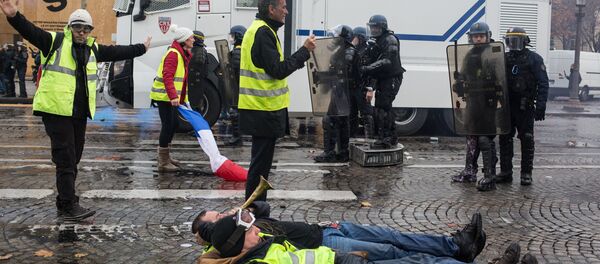 Protesti protiv povećanja cena u Parizu Protesti protiv povećanja cena u Parizu - Sputnik Srbija