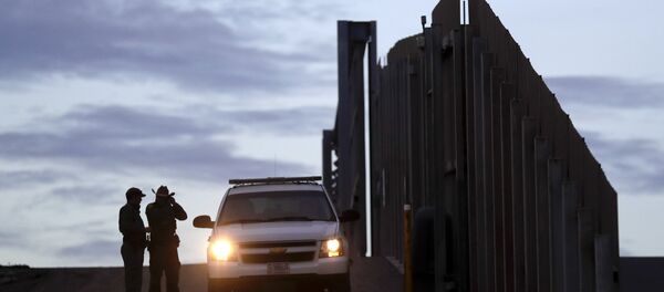 Припадници америчке граничне патроле стоје поред ограде на граници која одваја Тихуану у Мексику од Сан Дијега у САД - Sputnik Србија