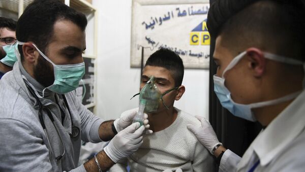 Lekari pružaju pomoć žrtvi hemijskog napada u Alepu - Sputnik Srbija