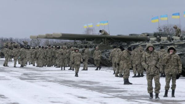 Ukrajinski vojnici stoje pored oklopnih vozila - Sputnik Srbija