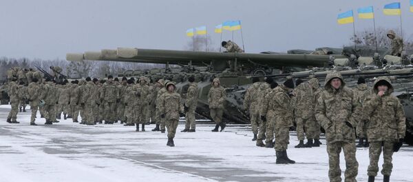 Ukrajinski vojnici stoje pored oklopnih vozila - Sputnik Srbija