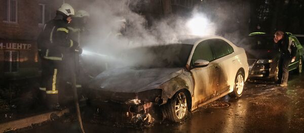 Vatrogasci gase zapaljeni automobil ispred ambasade Rusije nakon protesta u Kijevu - Sputnik Srbija