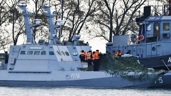 Mali oklopni artiljerijski brod Nikopolj i tegljač Jani Kapu ukrajinske ratne mornarice zadržani u luci Kerč - Sputnik Srbija
