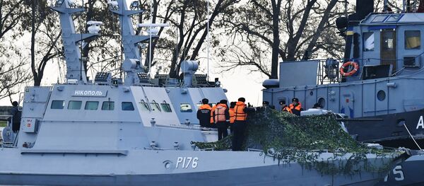 Мали оклопни артиљеријски брод Никопољ и тегљач Јани Капу украјинске ратне морнарице задржани у луци Керч - Sputnik Србија
