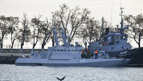 Mali oklopni artiljerijski brod Nikopolj i tegljač Jani Kapu ukrajinske ratne mornarice zadržani u luci Kerč - Sputnik Srbija