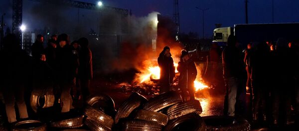 Ekstremisti pale gume na protestu u Lavovu - Sputnik Srbija