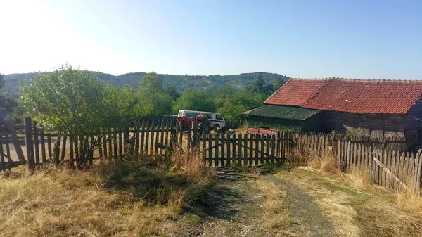Имање Перовића у подујевском селу Медреговац налази се на мање од километар од административног прелаза. Овде имају 50 хектара земље коју, кажу, никоме неће поклонити. Имање Перовића у подујевском селу Медреговац налази се на мање од километар од административног прелаза. Овде имају 50 хектара земље коју, кажу, никоме неће поклонити. - Sputnik Србија