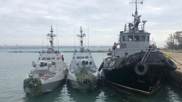 Mali oklopni artiljerijski brod Nikopolj i tegljač Jani Kapu ukrajinske ratne mornarice zadržani u luci Kerč  - Sputnik Srbija