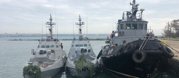 Мали оклопни артиљеријски брод Никопољ и тегљач Јани Капу украјинске ратне морнарице задржани у луци Керч - Sputnik Србија