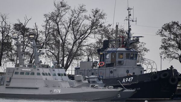 Мали оклопни артиљеријски брод Никопољ и тегљач Јани Капу украјинске ратне морнарице задржани у луци Керч - Sputnik Србија
