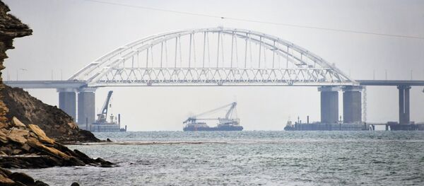 Бродови пролазе испод Кримског моста након обнављања пловидбе у Керчком мореузу - Sputnik Србија
