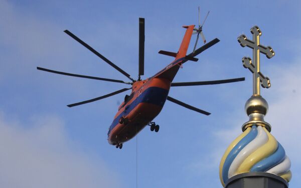 Хеликоптер Ми-26 превози авион Су-27 - Sputnik Србија
