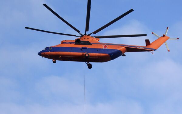 Хеликоптер Ми-26 превози авион Су-27 - Sputnik Србија