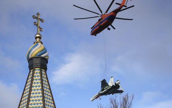 Helikopter Mi-26 prenosi lovac Su-27 iznad Kronštata - Sputnik Srbija