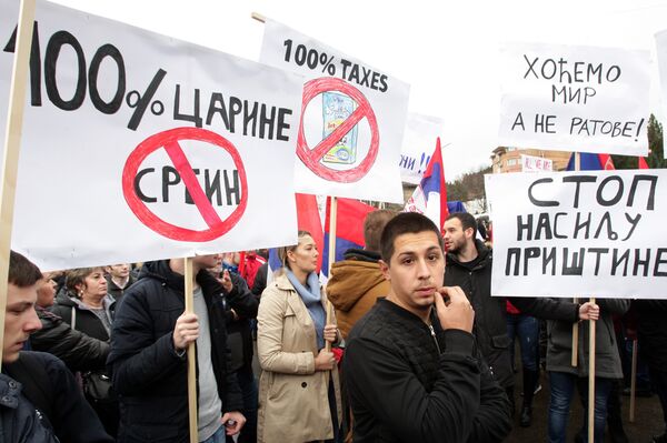 Slogani učesnika protesta u Kosovskoj Mitrovici Slogani učesnika protesta u Kosovskoj Mitrovici - Sputnik Srbija