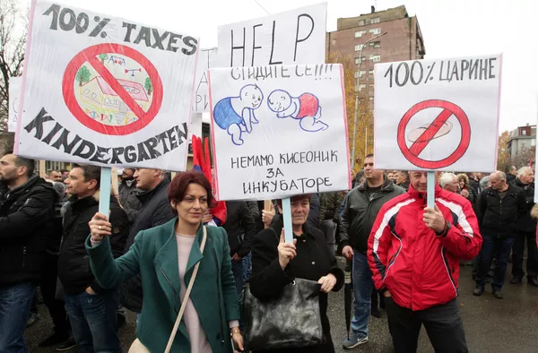 Протест Срба у Митровици: Немамо кисеоник за инкубаторе! Протест Срба у Митровици: Немамо кисеоник за инкубаторе! - Sputnik Србија