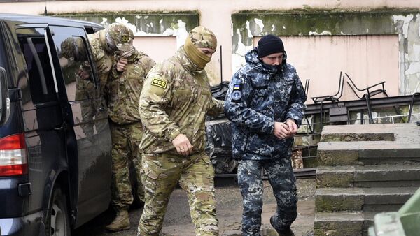 Припадник ФСБ спроводи украјинског морнара у суд у Симферопољу - Sputnik Србија