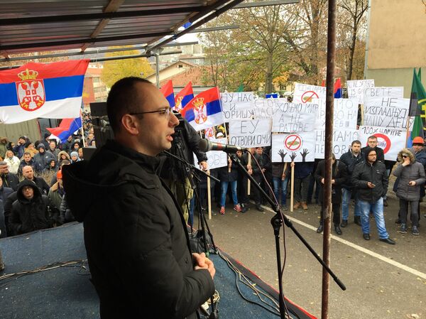 Potpredsednik Srpske liste Igor Simić se obraća okupljenim Srbima u Kosovskoj Mitrovici. - Sputnik Srbija