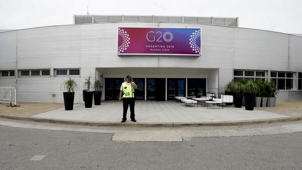 Radnik obezbeđenja ispred zgrade u kojoj će biti održan samit G 20 u Buenos Airesu - Sputnik Srbija