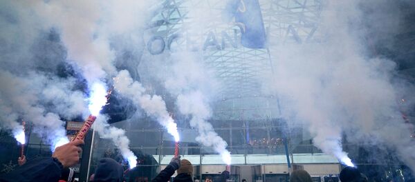 Украјински екстремисти пале тржни центар у Кијеву Украјински екстремисти пале тржни центар у Кијеву - Sputnik Србија