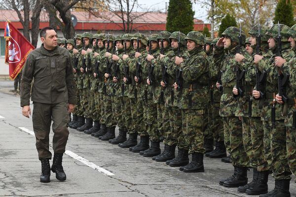 Министар Вулин испред специјалне бригаде Министар Вулин испред специјалне бригаде - Sputnik Србија