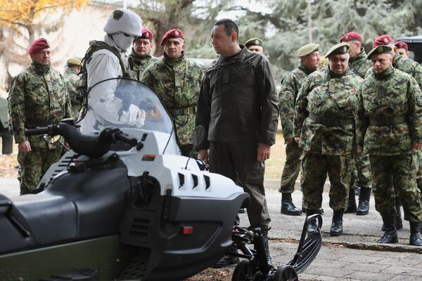 Министар Вулин са припадницима специјалне бригаде Министар Вулин са припадницима специјалне бригаде - Sputnik Србија