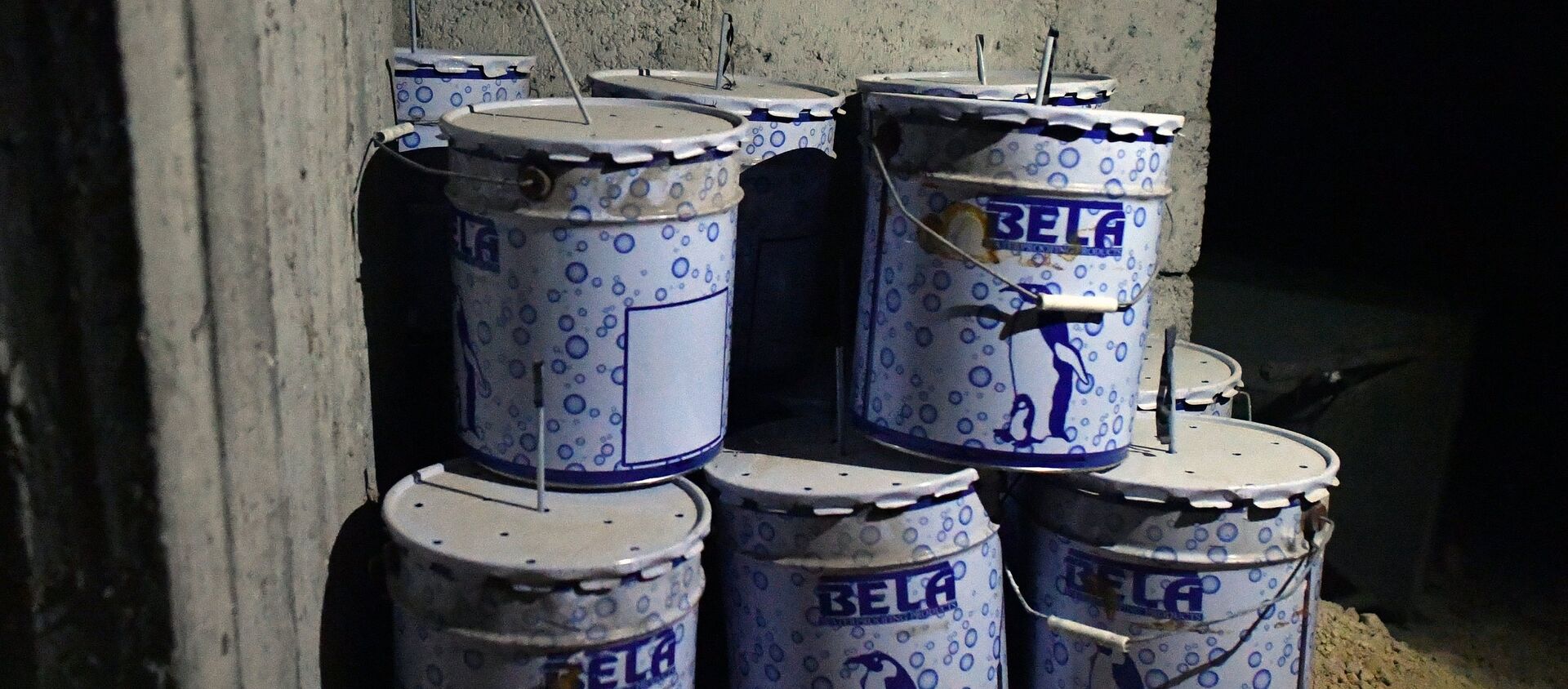 Канистери са експлозивним средствима у хемијској лабораторији терориста за израду отровних материја у Думи - Sputnik Србија, 1920, 14.02.2019