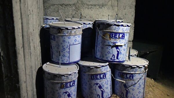 Канистери са експлозивним средствима у хемијској лабораторији терориста за израду отровних материја у Думи - Sputnik Србија