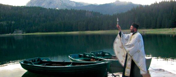 Протојереј Миливоје Јововић, крштење у Црном језеру. Протојереј Миливоје Јововић, крштење у Црном језеру. - Sputnik Србија
