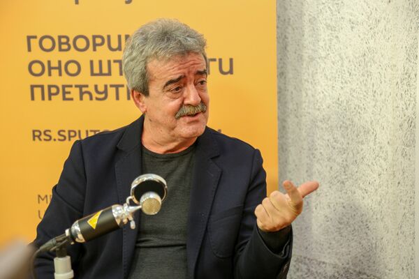Момир Булатовић: Тешко је остварити сарадњу и измакнути се од долара, када је сваки компјутер сваке банке калибриран на долар Момир Булатовић: Тешко је остварити сарадњу и измакнути се од долара, када је сваки компјутер сваке банке калибриран на долар - Sputnik Србија