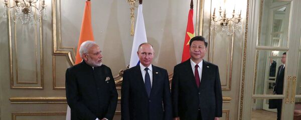 Председник Русије Владимир Путин, председник Кине Си Ђинпинг и премијер Индије Нарендра Моди Председник Русије Владимир Путин, председник Кине Си Ђинпинг и премијер Индије Нарендра Моди - Sputnik Србија