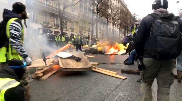 У центру Париза се налази велики број полицајаца који су употребили сузавац. - Sputnik Србија