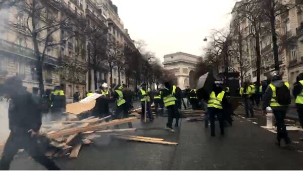 У центру Париза се налази велики број полицајаца који су употребили сузавац. - Sputnik Србија