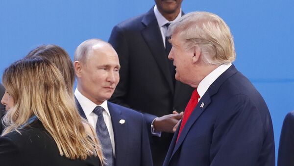 Predsednik SAD Donald Tramp prolazi pored predsednika Rusije Vladimira Putina na Samitu G20 u Argentini - Sputnik Srbija