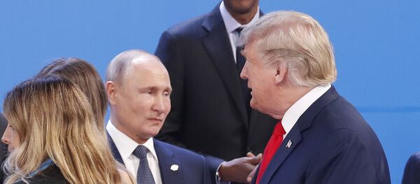 Predsednik SAD Donald Tramp prolazi pored predsednika Rusije Vladimira Putina na Samitu G20 u Argentini - Sputnik Srbija