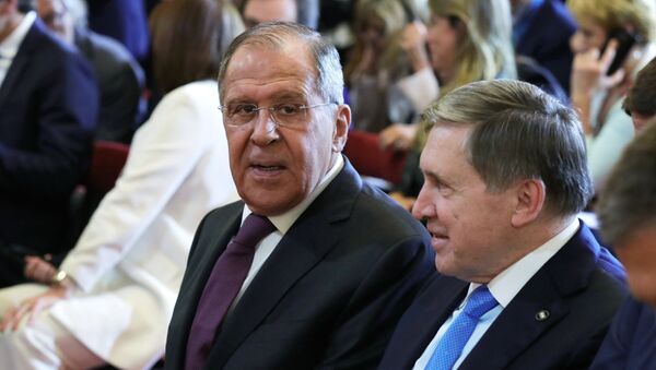 Ministar spoljnih poslova Rusije Sergej Lavrov i pomoćnik predsednika Rusije Jurij Ušakov na Samitu G20 u Argentini - Sputnik Srbija