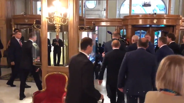 Персонал хотела исплатио Путина аплаузом (видео) - Sputnik Србија