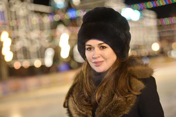 Glumica Anastasija Zavorotnjuk na otvaranju klizališta GUM na Crvenom trgu u Moskvi - Sputnik Srbija