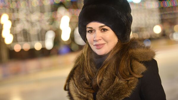 Glumica Anastasija Zavorotnjuk na otvaranju klizališta na Crvenom trgu u Moskvi - Sputnik Srbija