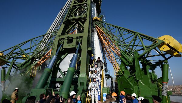 Raketa-nosač Sojuz FG sa posadom TMA-19M na kosmodromu Bajkonur - Sputnik Srbija