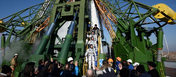 Ракета-носач Сојуз ФГ са посадом ТМА-19М на космодрому Бајконур Ракета-носач Сојуз ФГ са посадом ТМА-19М на космодрому Бајконур - Sputnik Србија