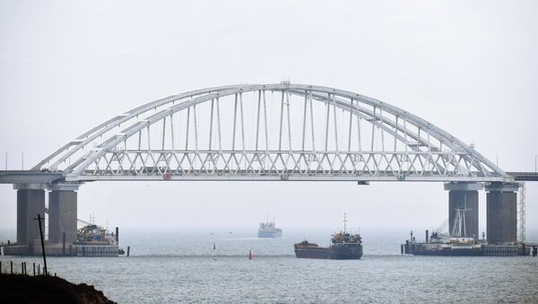 Пролазак бродова испод Кримског моста у Керчком мореузу - Sputnik Србија