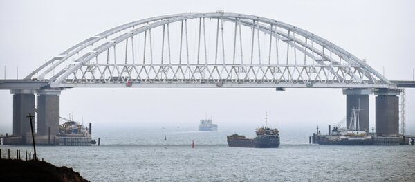Prolazak brodova ispod Krimskog mosta u Kerčkom moreuzu - Sputnik Srbija