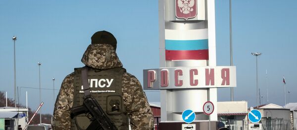 Припадник украјинске граничне полиције на граничном прелазу између Русије и Украјине у Харковском региону Припадник украјинске граничне полиције на граничном прелазу између Русије и Украјине у Харковском региону - Sputnik Србија