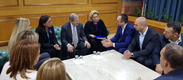 Johanes Han sa predstavnicima Srpske liste Johanes Han sa predstavnicima Srpske liste - Sputnik Srbija